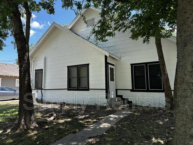 Building Photo - 1410 Sycamore St