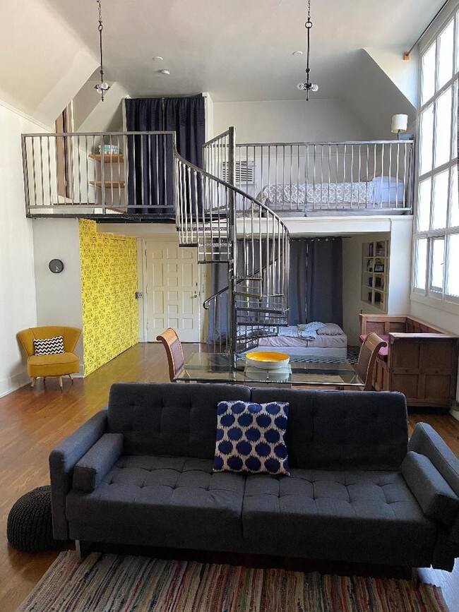Primary Photo - 1146 N Hudson Ave