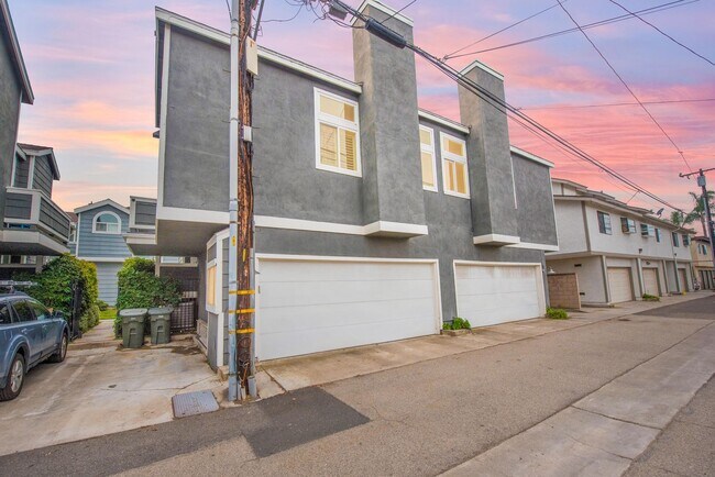 Building Photo - Costa Mesa Newport Heights Stunner!