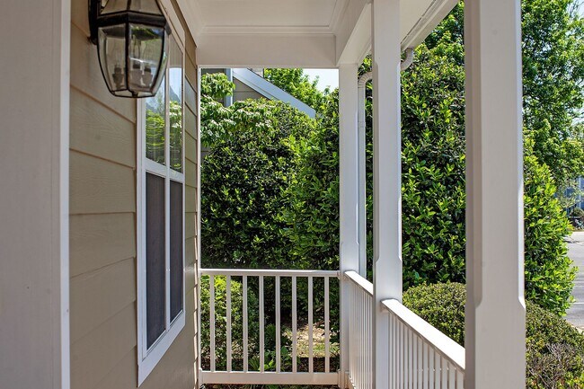 Building Photo - Move-in Ready End-Unit Townhome Near Crozet Park - Bring Your Pet!