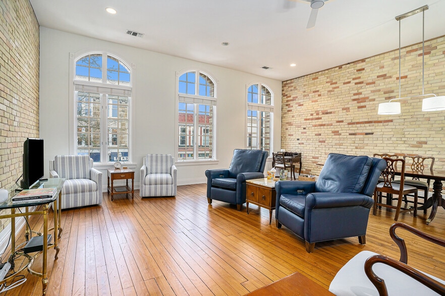 Building Photo - 32 E 8th St