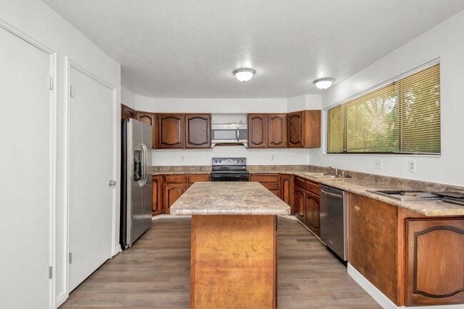 Building Photo - Enormous 4 Bed / 3 Bath Pet Friendly Home ...