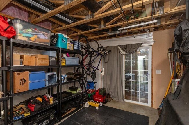 Building Photo - Spacious Townhouse with BONUS THEATER ROOM