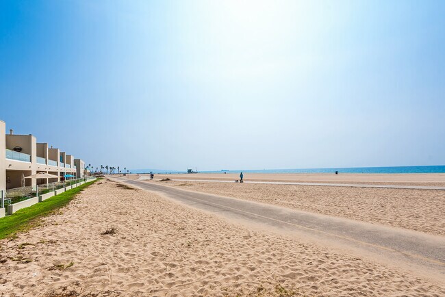 Building Photo - 7301 Vista del Mar