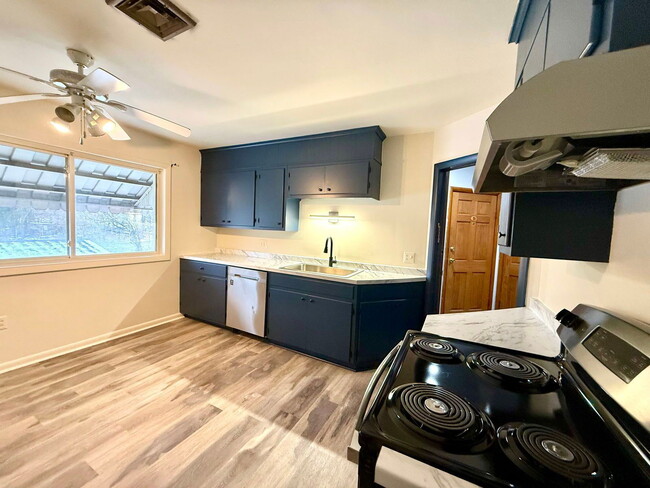 Building Photo - 33 Grandview Dr