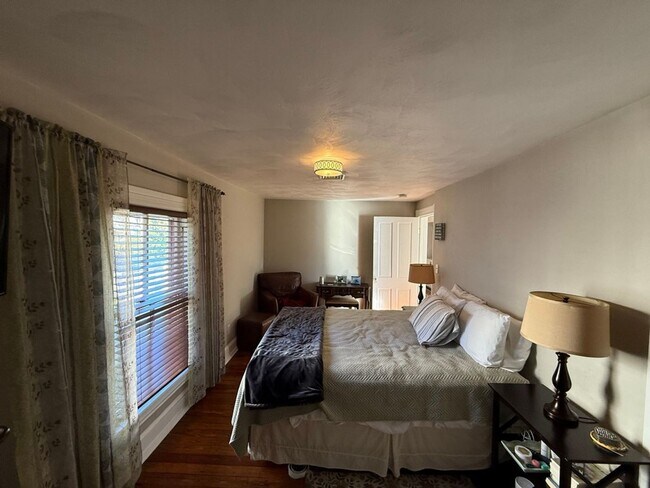 Building Photo - Cozy & Updated - 3 BR home in Old SW!