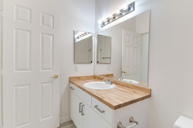 Building Photo - Charming 2-Bed/2-Bath Condo with Dual Mast...