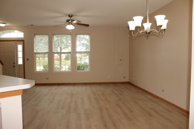 Building Photo - 273 Springbrook Trail S