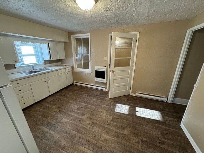Building Photo - semi-detached home