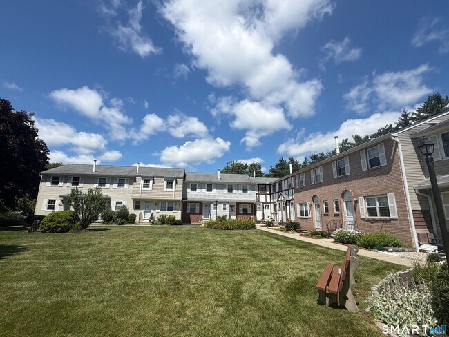 Building Photo - 142 E Gate Ln