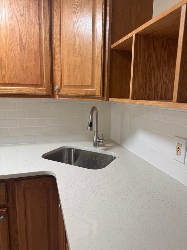 Building Photo - 569 Jerome St