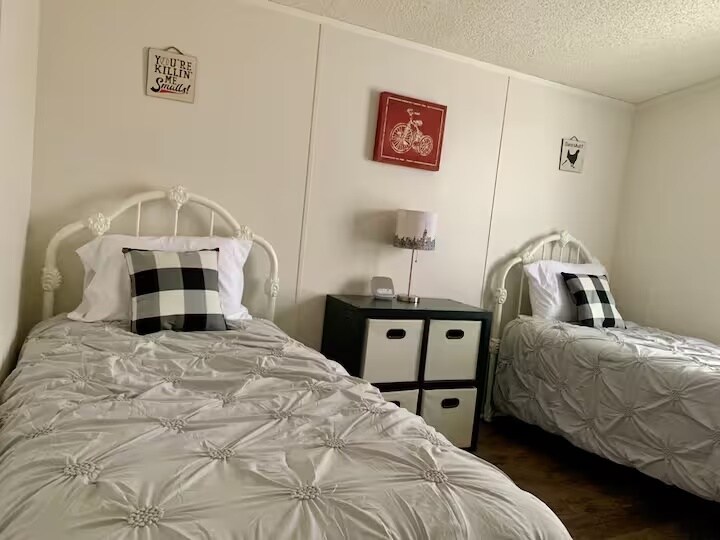 Building Photo - 1867 Avon Rd