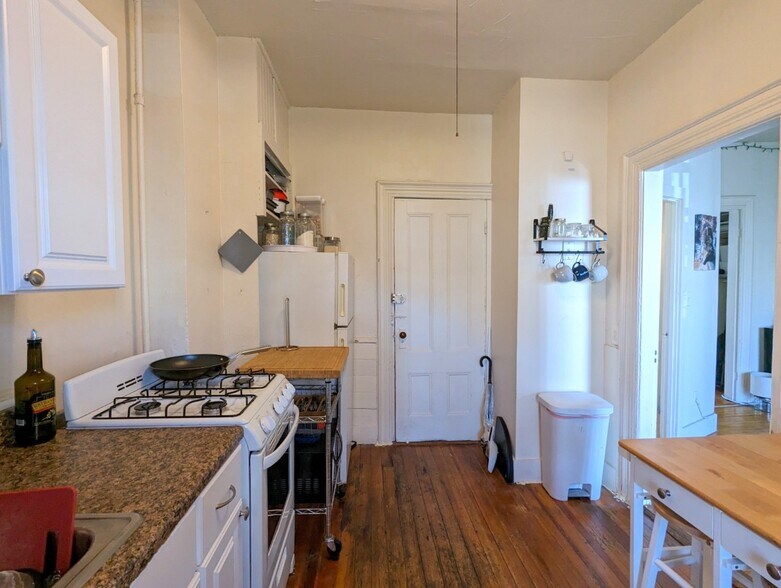 Building Photo - 8 Evergreen Sq