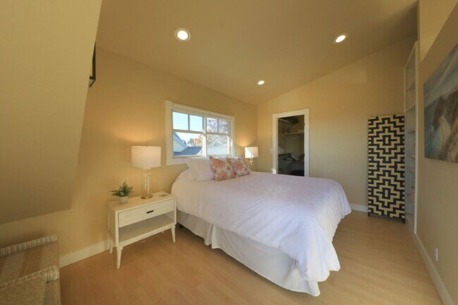 Building Photo - Furnished Studio overlooking Arcata, all utilities inluded