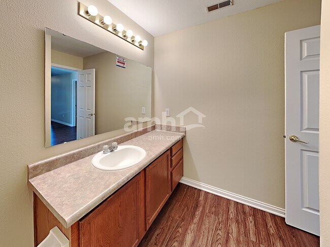 Building Photo - 10850 Chestnut Heath Court