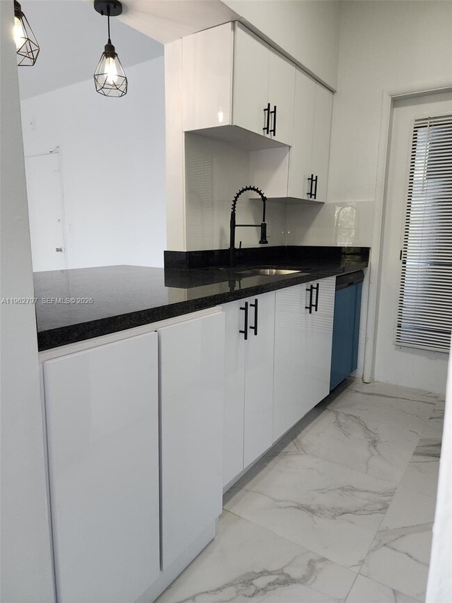 Building Photo - 2101 Normandy Dr