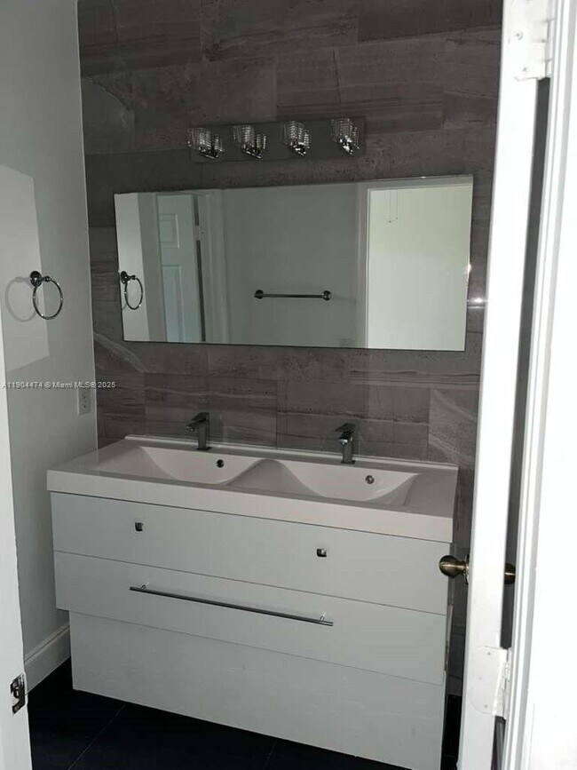 Building Photo - 5067 SE Mariner Garden Cir