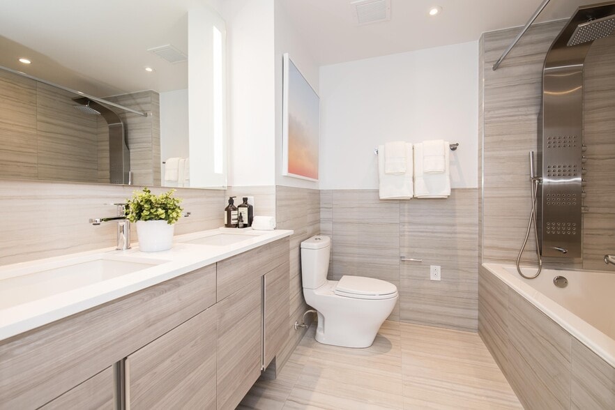 2 Washrooms, 1 with a shower space, another with a huge bathtub. - 3900 City Ave