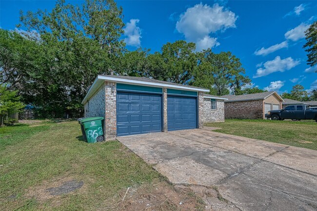 Building Photo - 8623 Valley Forest Dr
