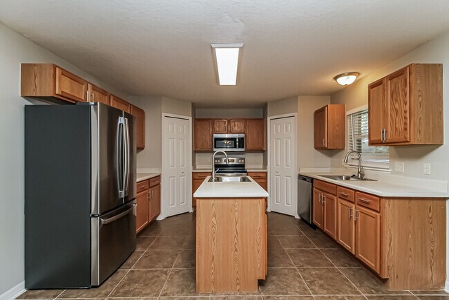 Building Photo - 350 Lake Shepard Dr