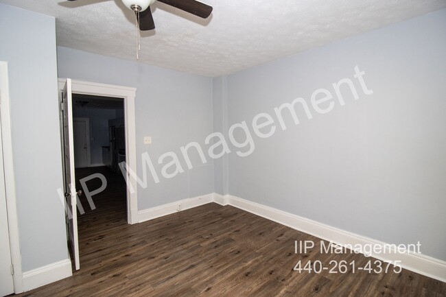 Building Photo - 1609 Lakewood Ave
