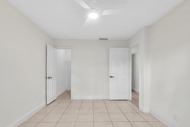 Building Photo - 2510 Riverside Dr