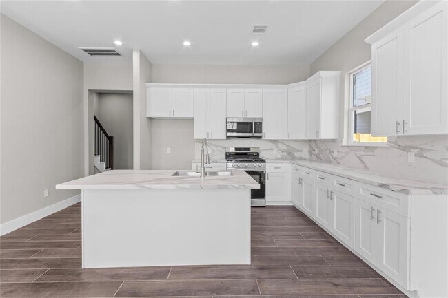 Building Photo - 5506 Pershing St