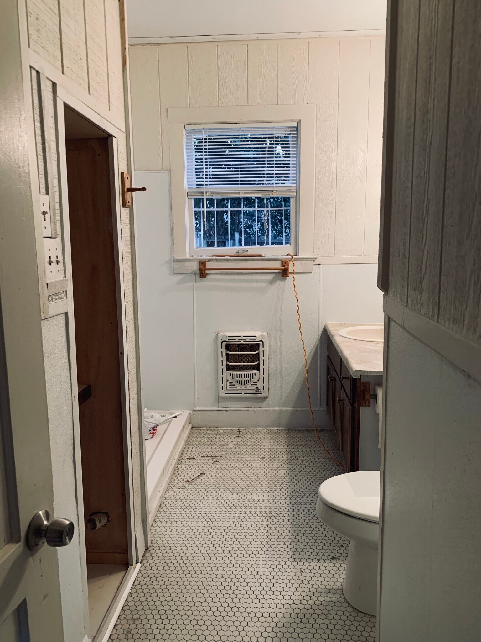 Large bathroom - 1041 W Kings Hwy