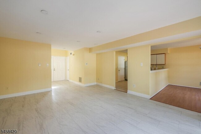 Building Photo - 44 Whitby Cir
