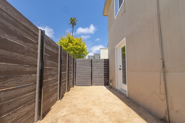 Building Photo - Stylishly Remodeled 1 Bed/1Bath in Crown P...