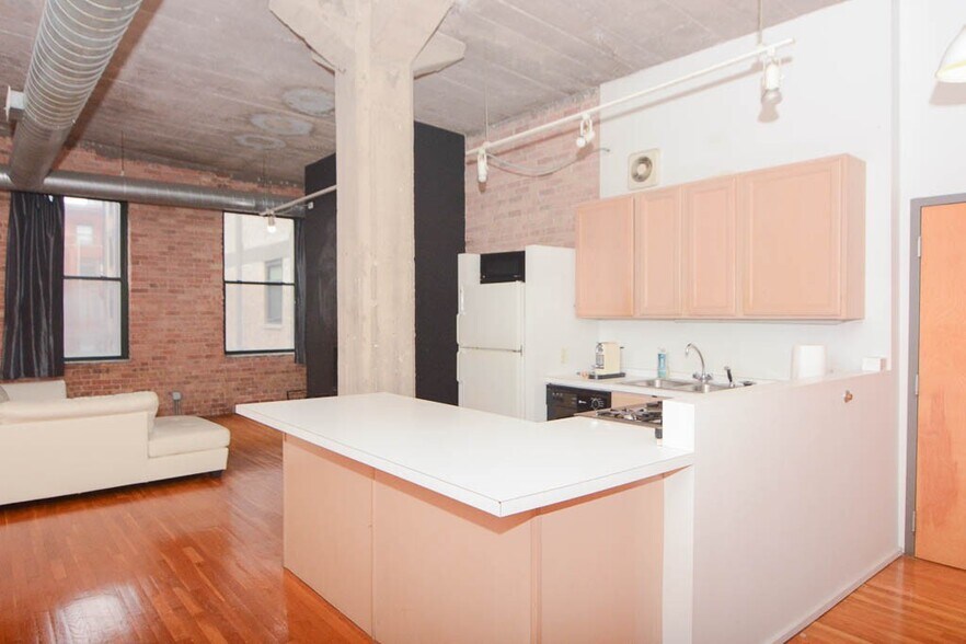 Building Photo - 110 N Peoria St