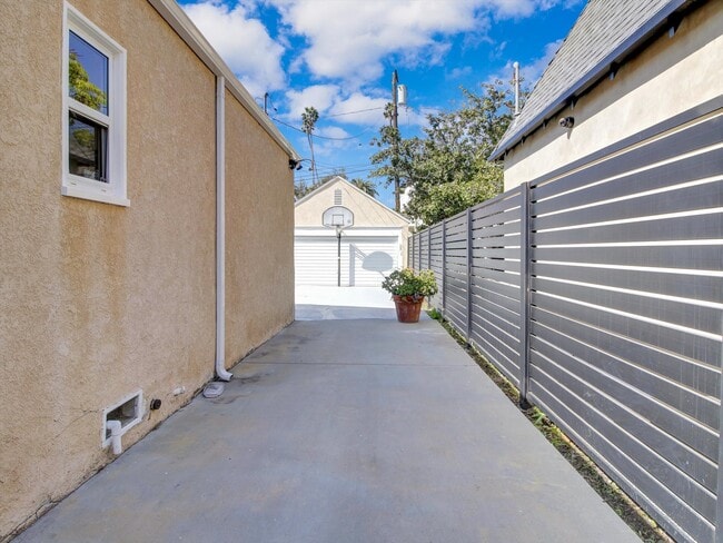 Building Photo - 203 S Stanley Dr