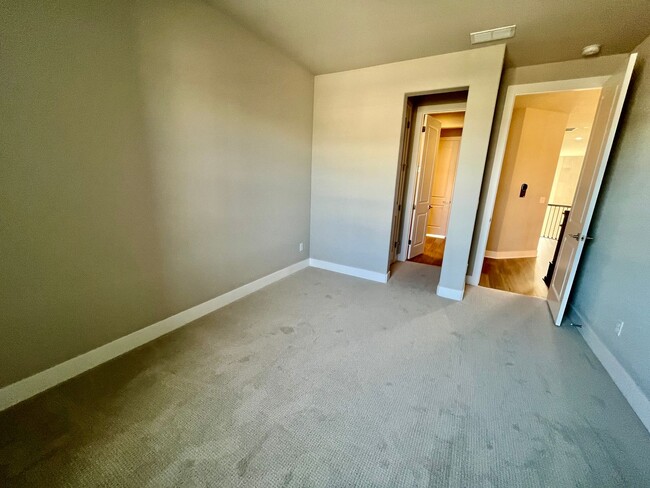 Building Photo - 5 bed 4 Bath IMMACULATE NEW BUILD in THORNTON!!