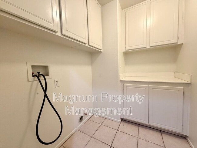 Building Photo - 23664 Groveland Pl