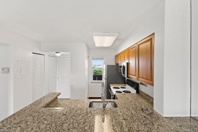 Building Photo - 2106 S Cypress Bend Dr