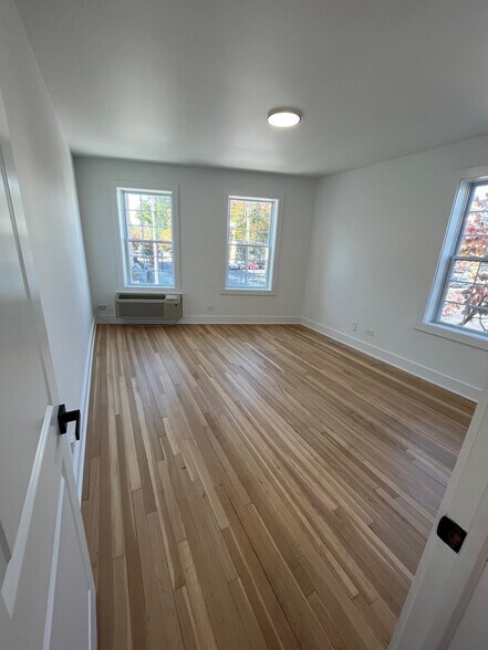 Building Photo - 833 Summer St