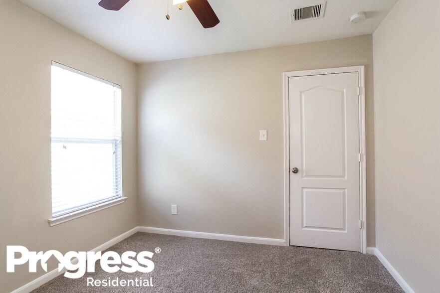 Building Photo - 29327 Legends Green Dr