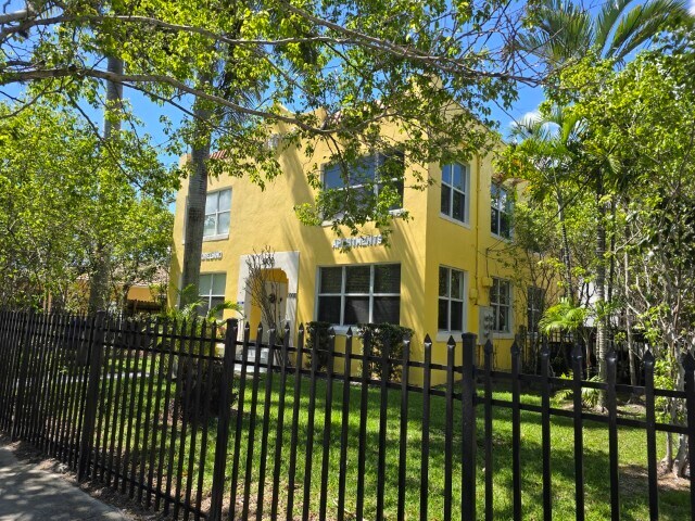 Building Photo - 1000 SW 12th Ct