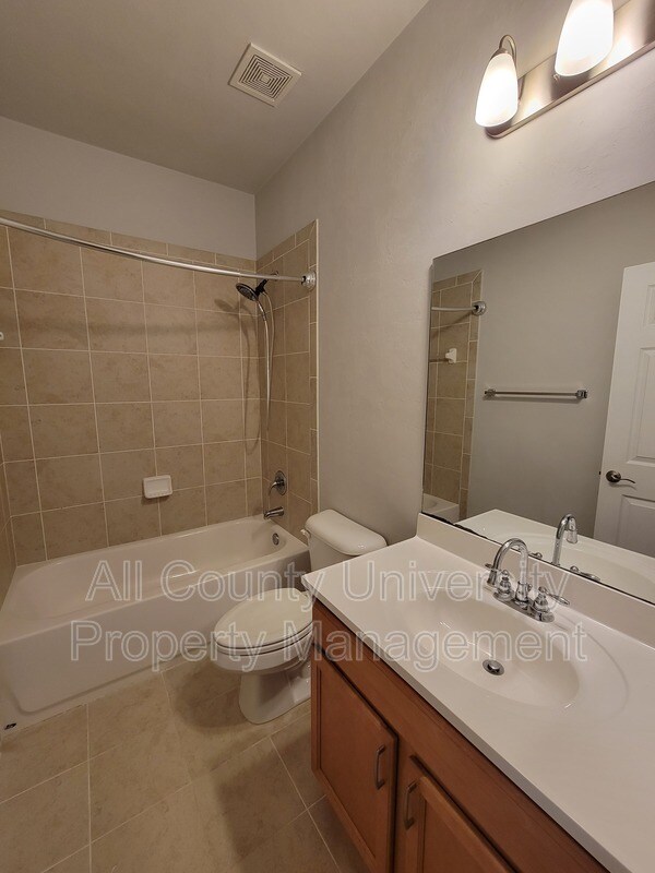 Building Photo - 5104 NW 21st Dr