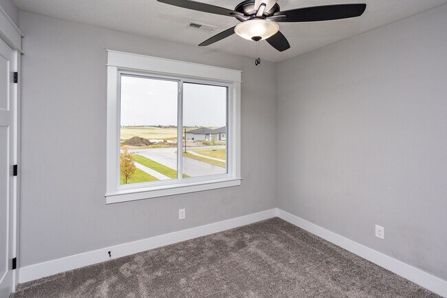 Building Photo - Like-New 4-Bedroom Home in Heritage Park –...