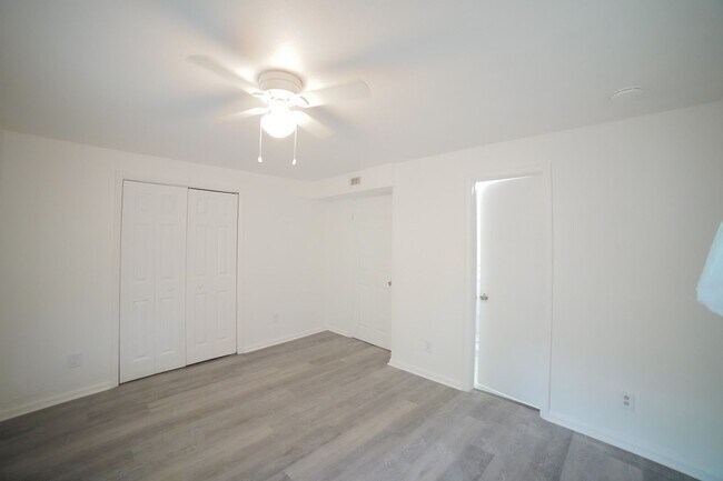Building Photo - 1118 Louise Dr