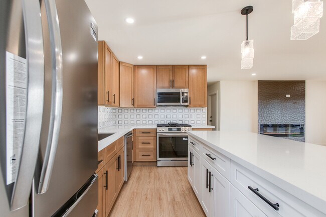 Building Photo - Beautiful 4 Bedroom, 3 Bath Home on an Oversized 18,000 Sq Ft Lot
