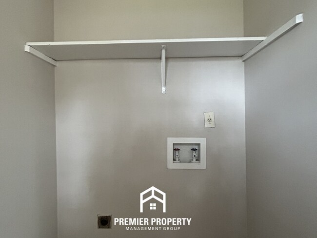 Building Photo - Stunning 3BR/2BA in Southeast Memphis | Vaulted Ceilings & Floor-to-Ceiling Fireplace
