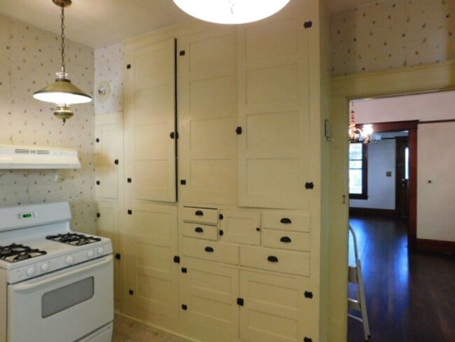 Building Photo - 3Bd/1Ba Two Story House - Available Soon!