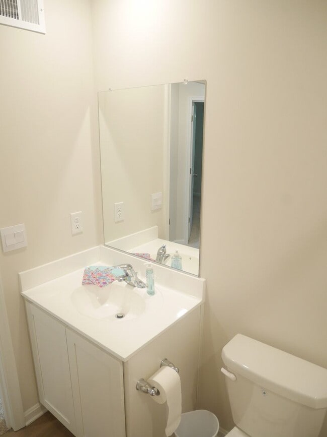 Building Photo - Modern Townhouse in Sassafras Meadows – 2n...