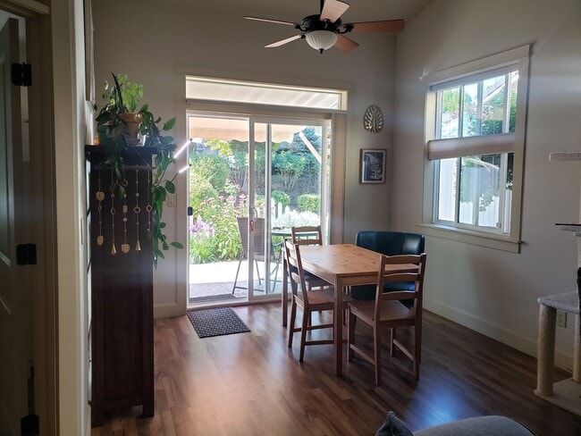 Building Photo - Charming & Comfortable Home