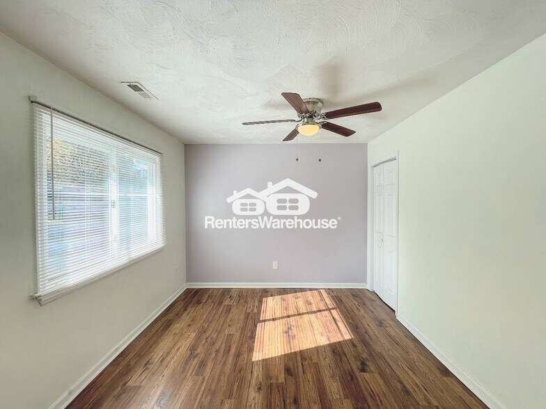 Building Photo - 4940 Erskine St