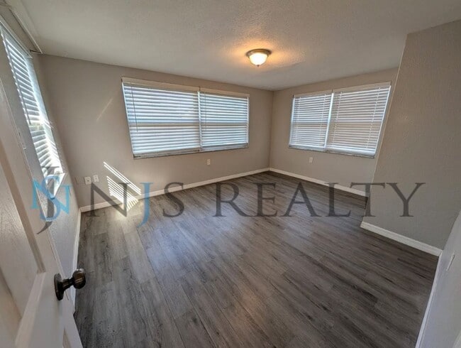 Building Photo - 3/1/1, 1136 Sq. Ft., updated kitchen & bath, fenced in yard, WINE fridge!!