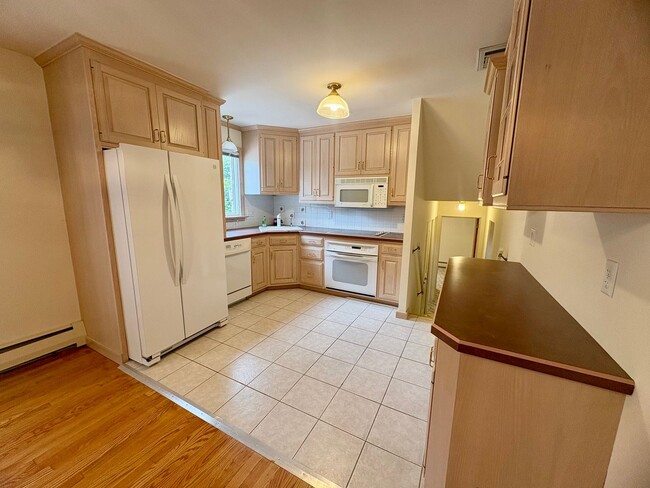 Building Photo - 3 Bedroom 1.5 Bathroom in Harrisburg -Cent...