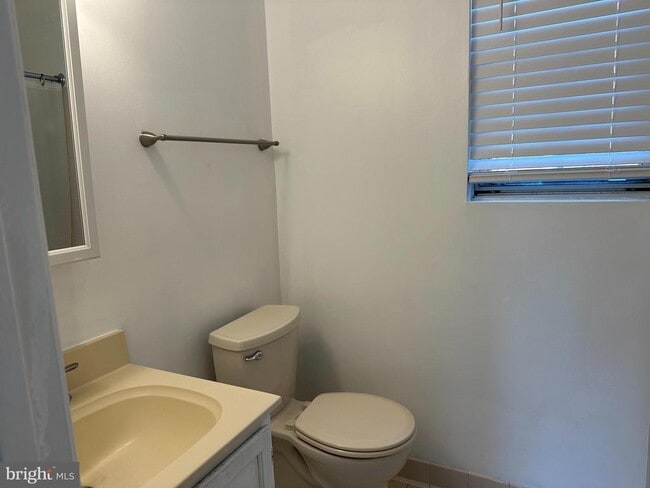 Building Photo - 1816 Queens Ln